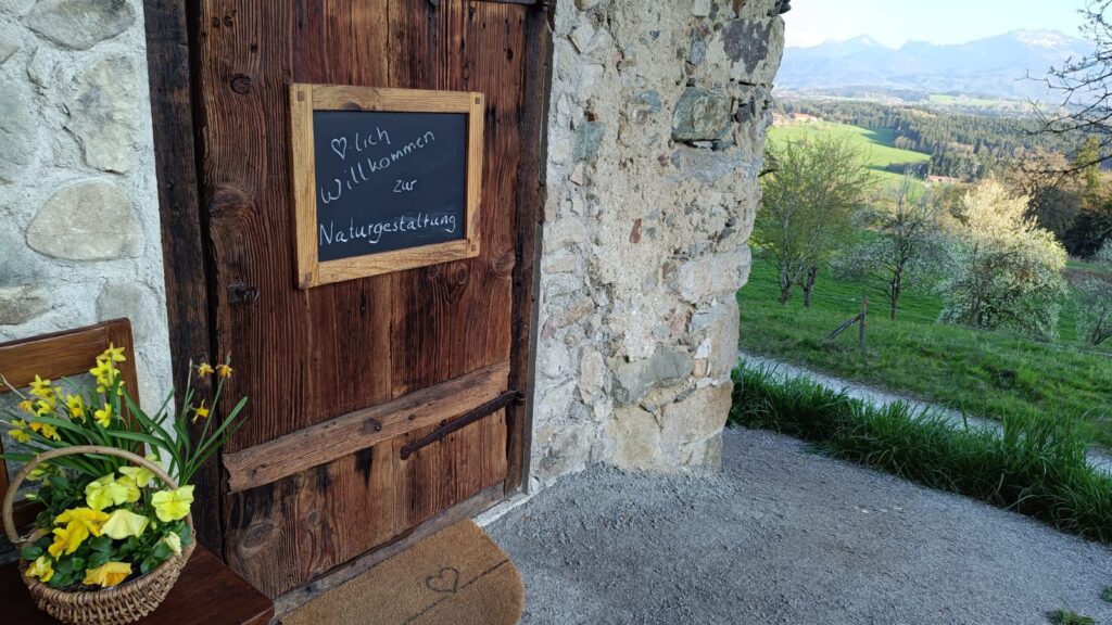 Eingangsbereich der Seelenstube mit einladendem Schild für persönliche Beratung und Coaching